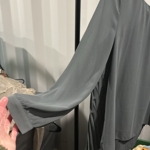 New from Buckle gray chiffon blouse - Picture 2 of 5